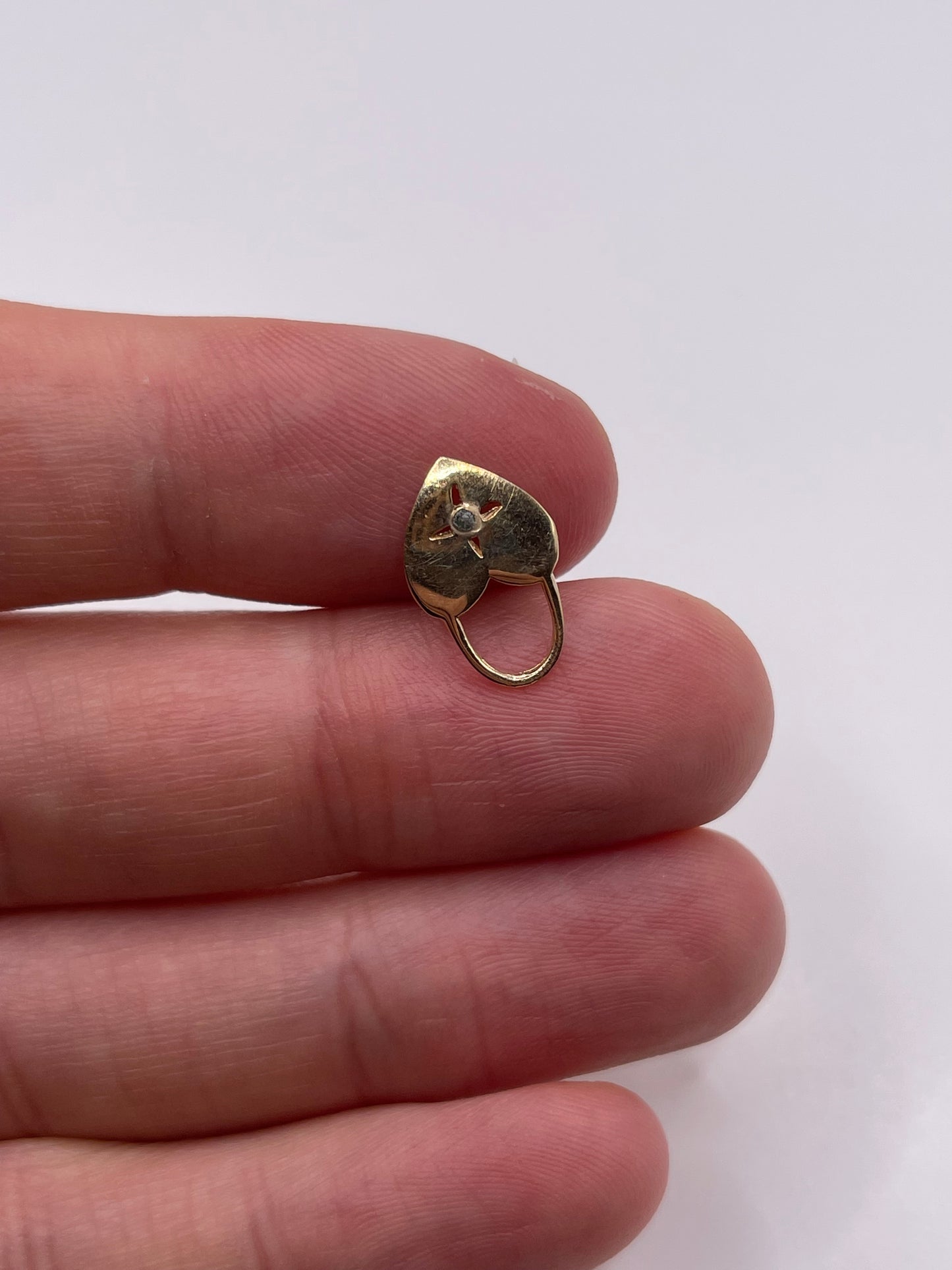 9ct gold emerald heart pendant