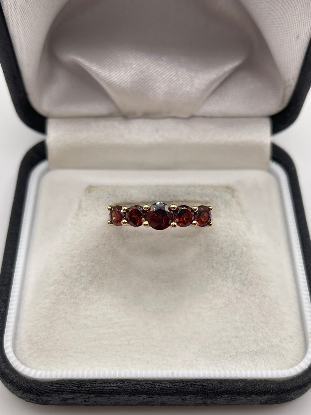 9ct gold garnet ring