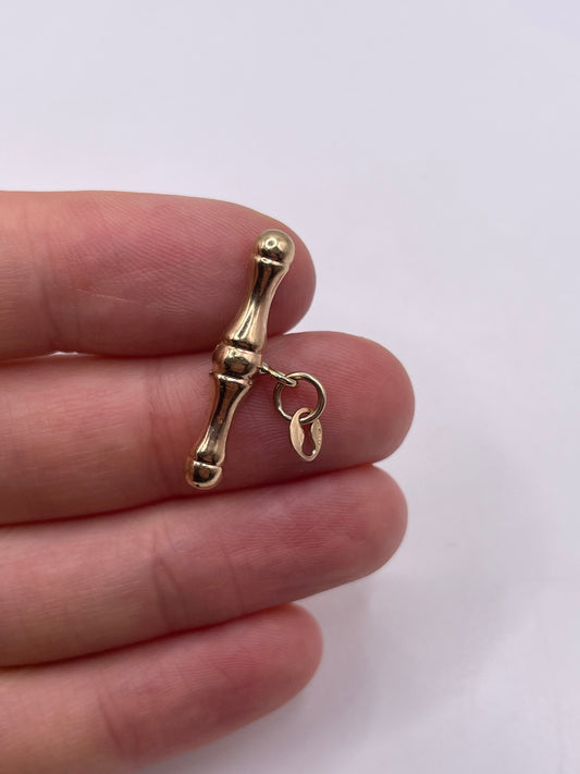9ct gold t bar pendant