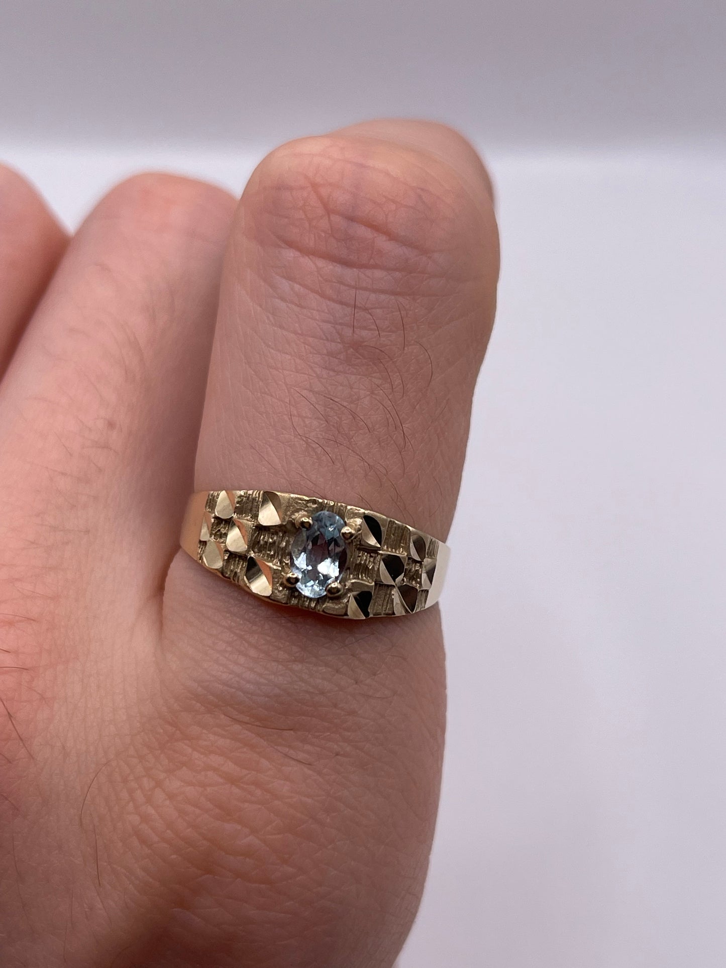 9ct gold aquamarine ring