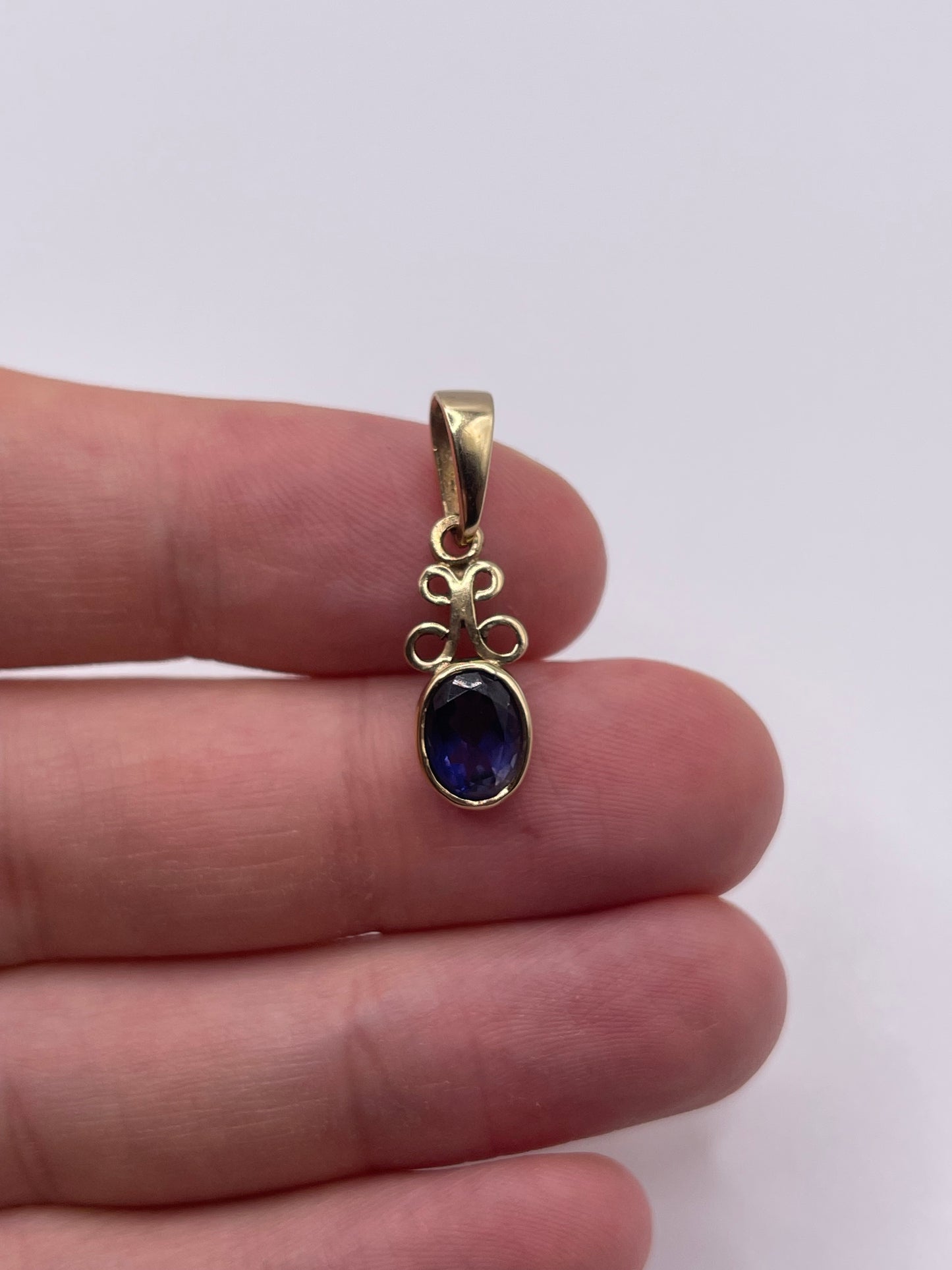 9ct gold iolite pendant