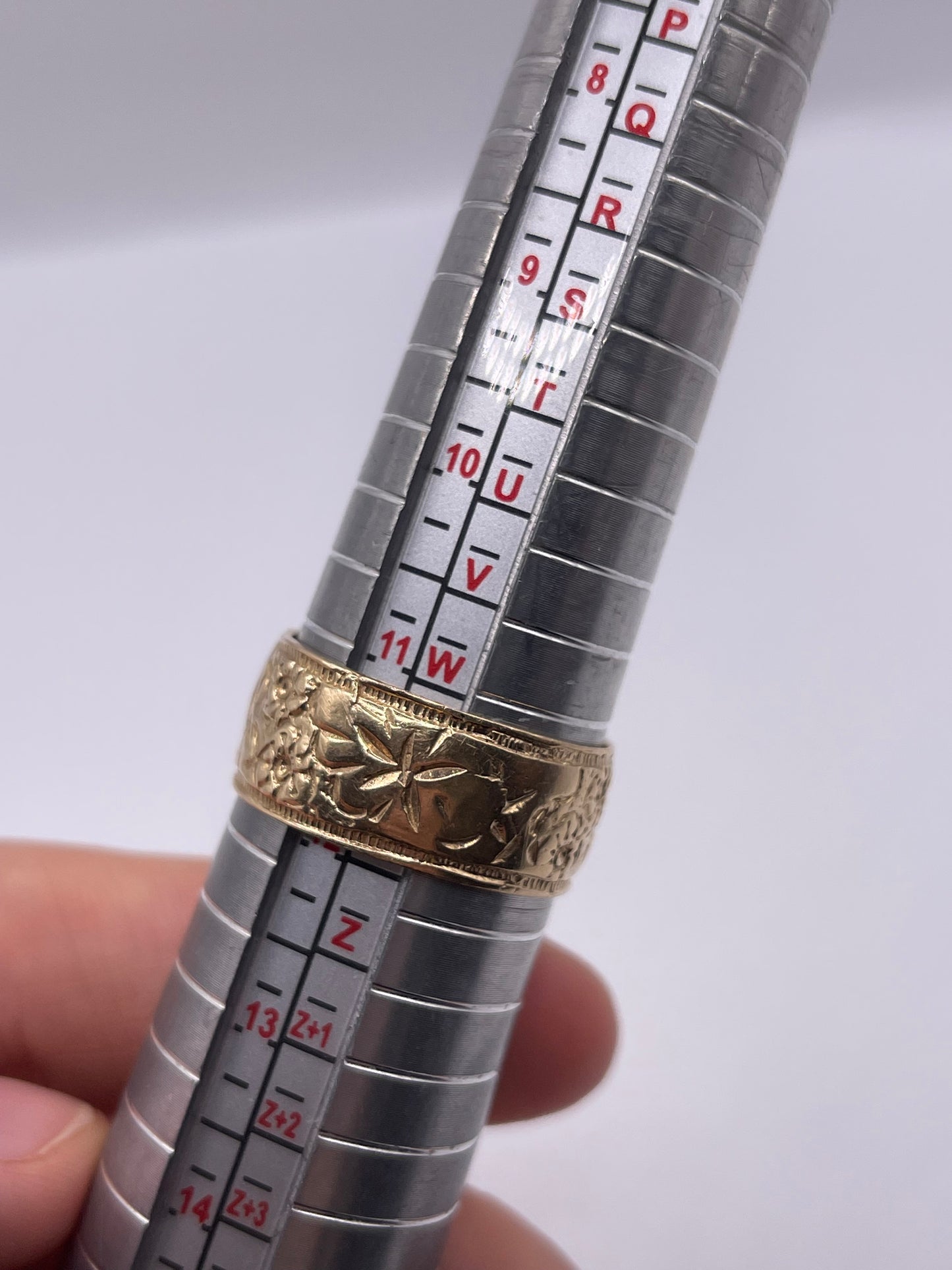 Heavy 9ct gold engraved buckle ring