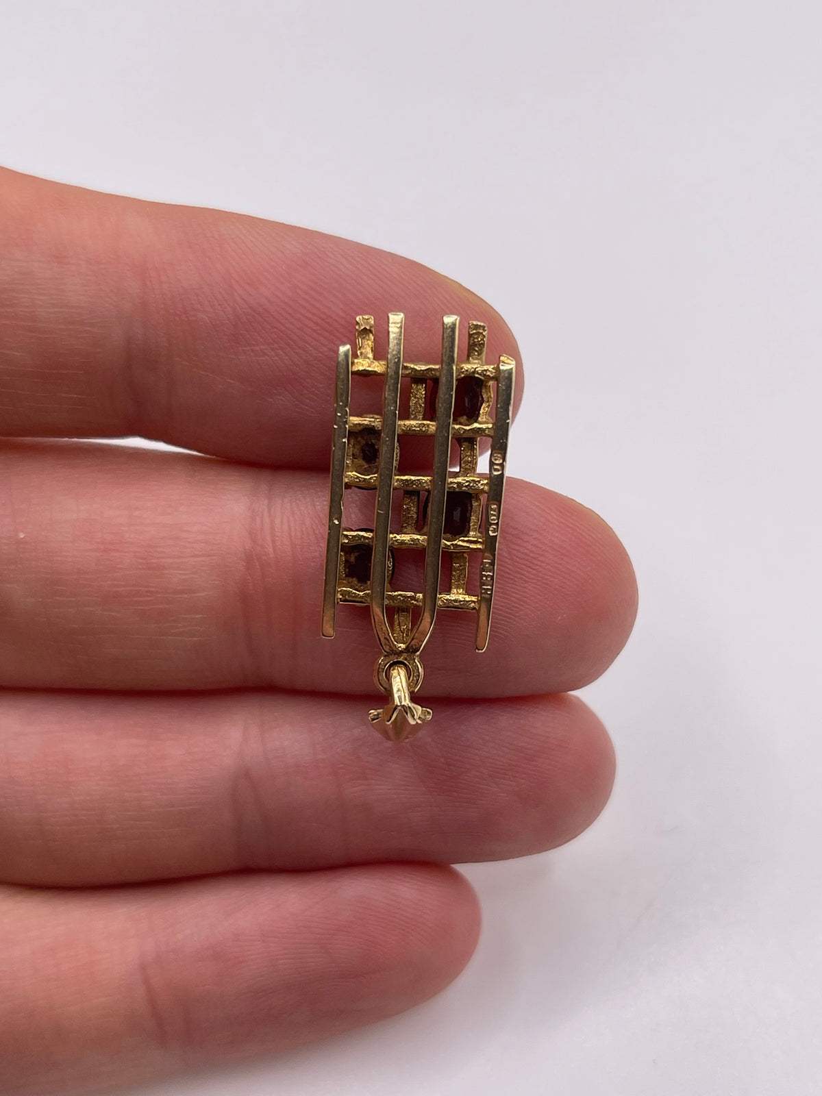 9ct gold garnet pendant