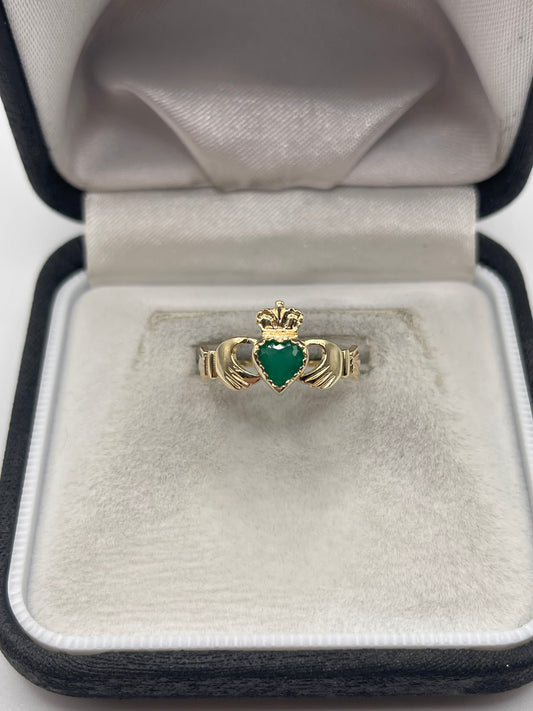9ct green agate claddagh ring