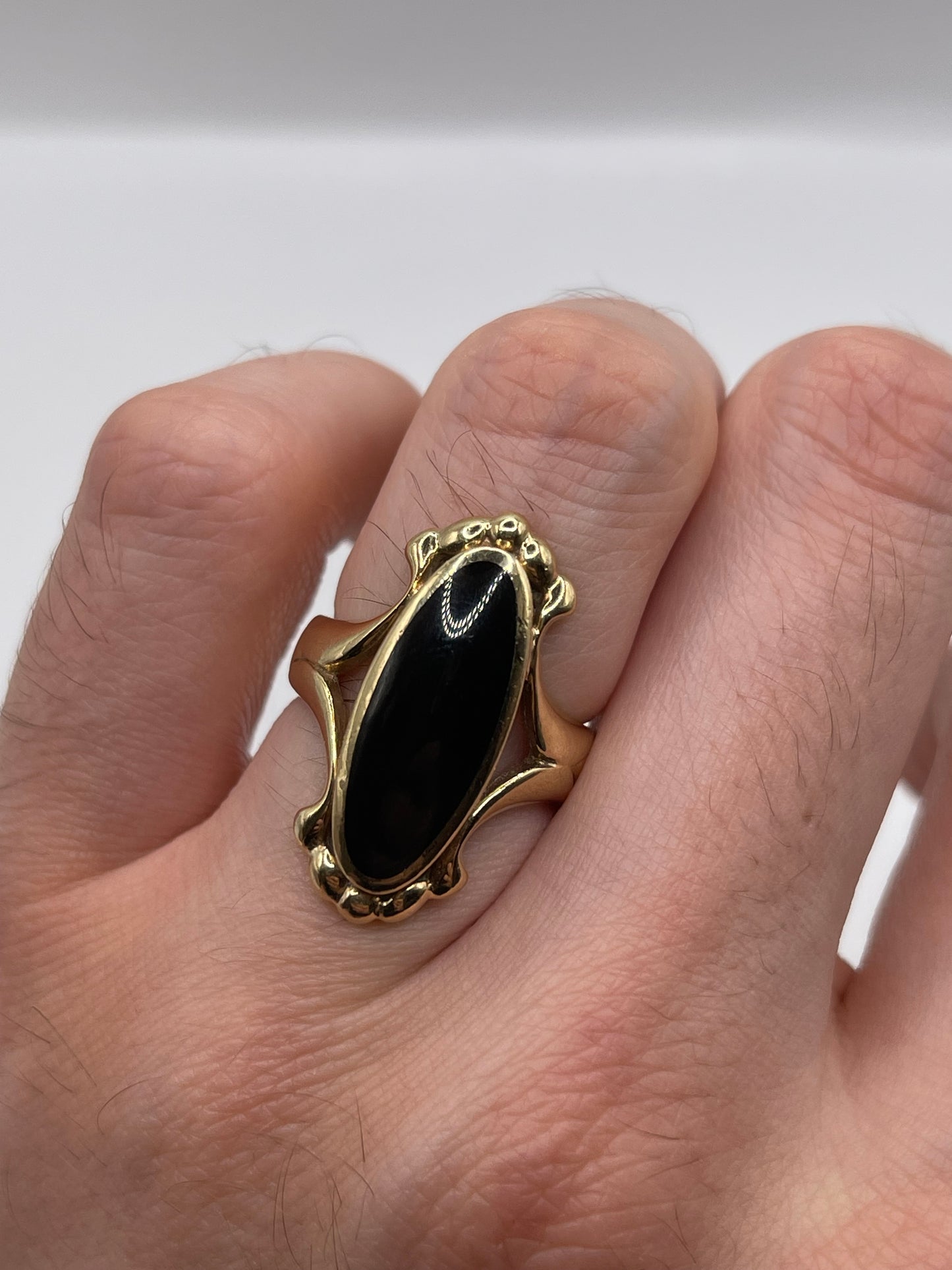 9ct gold Whitby jet ring