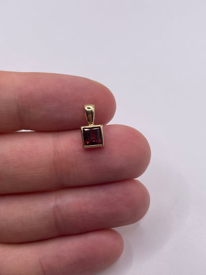 9ct gold garnet pendant