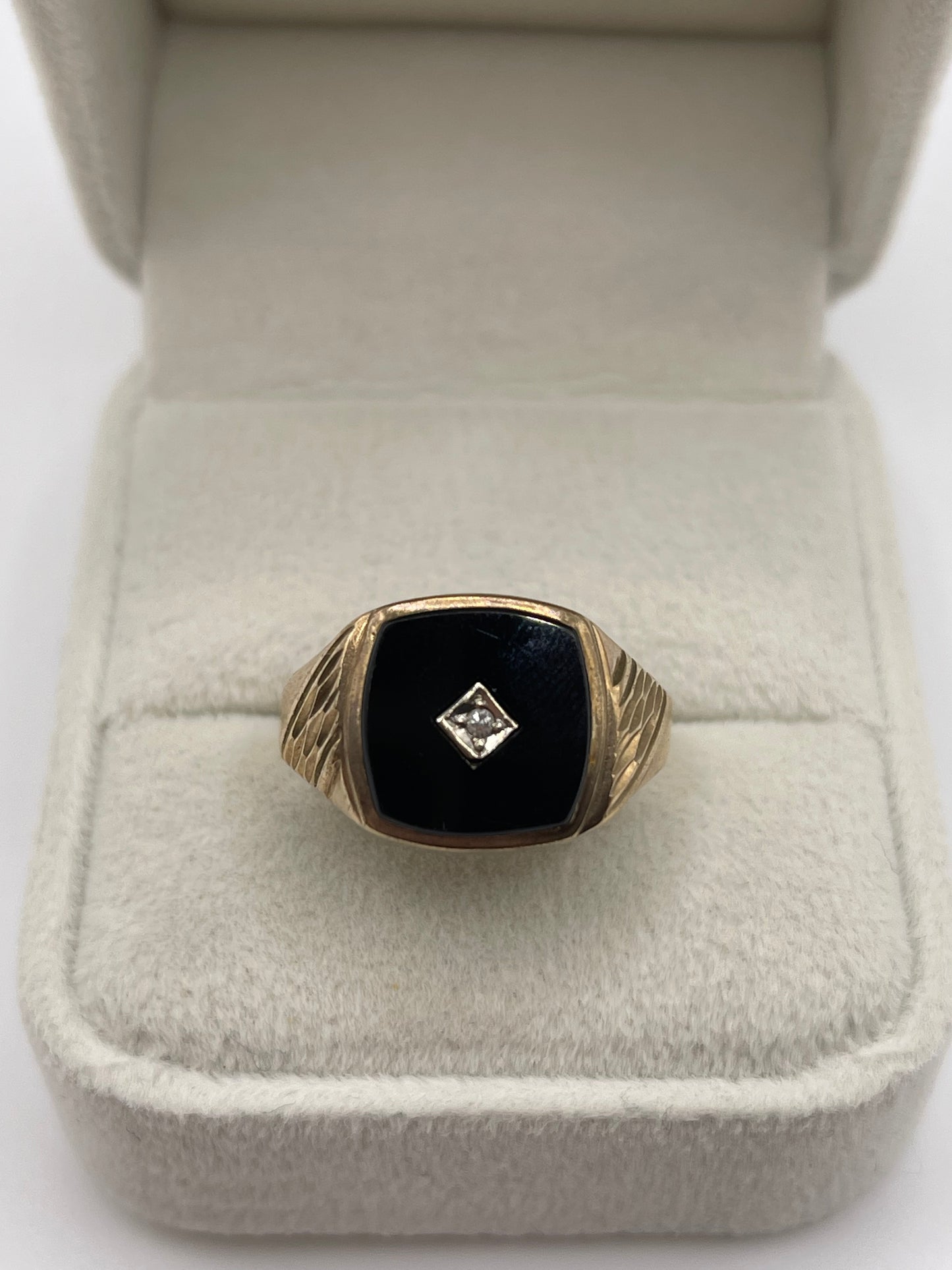 9ct gold onyx and diamond ring