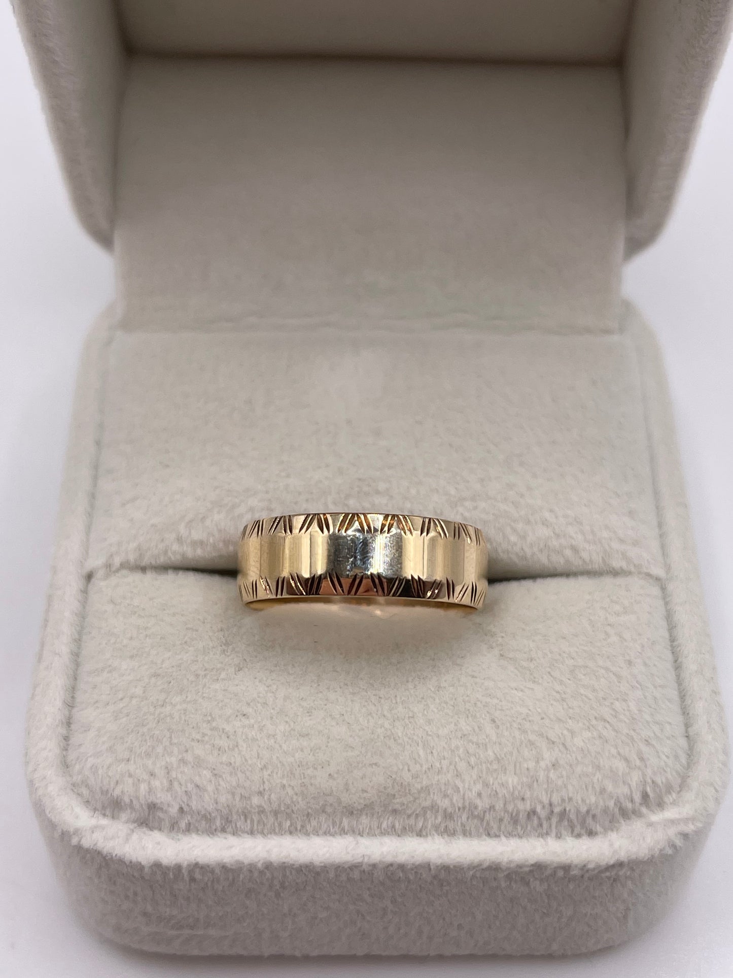 9ct gold patterned band