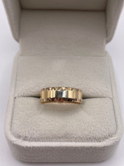 9ct gold patterned band