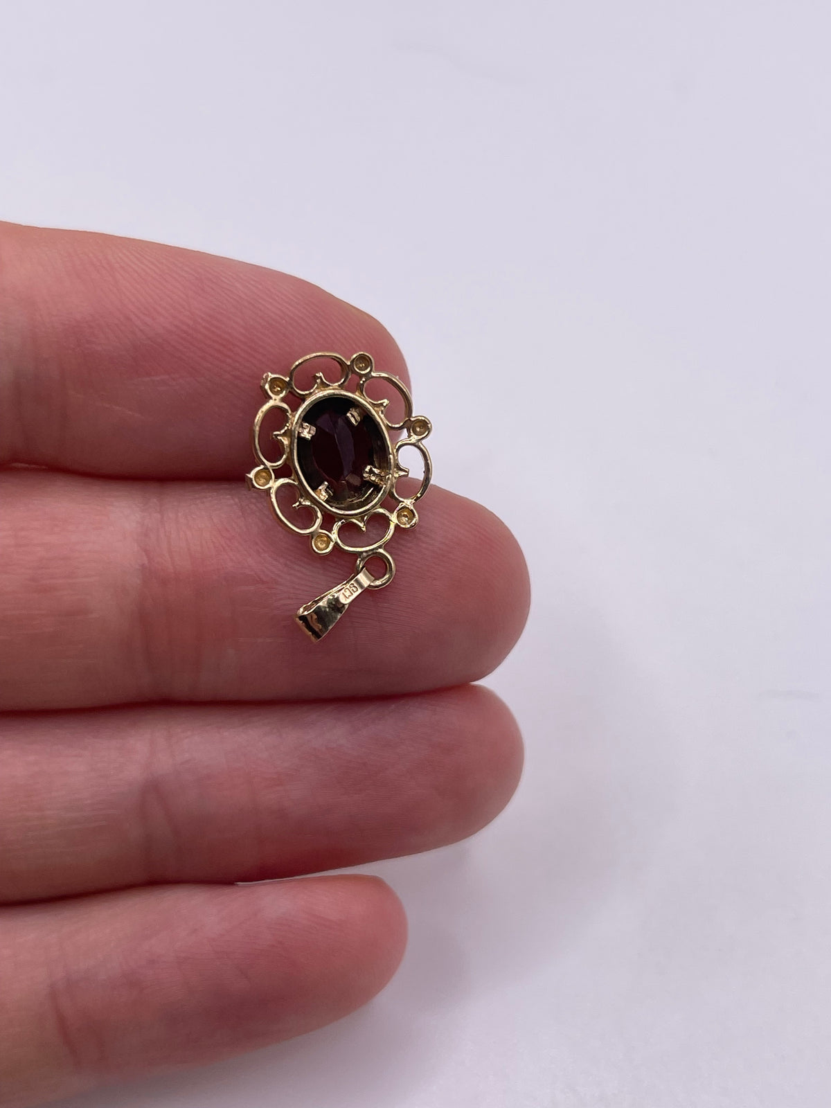 9ct gold garnet pendant