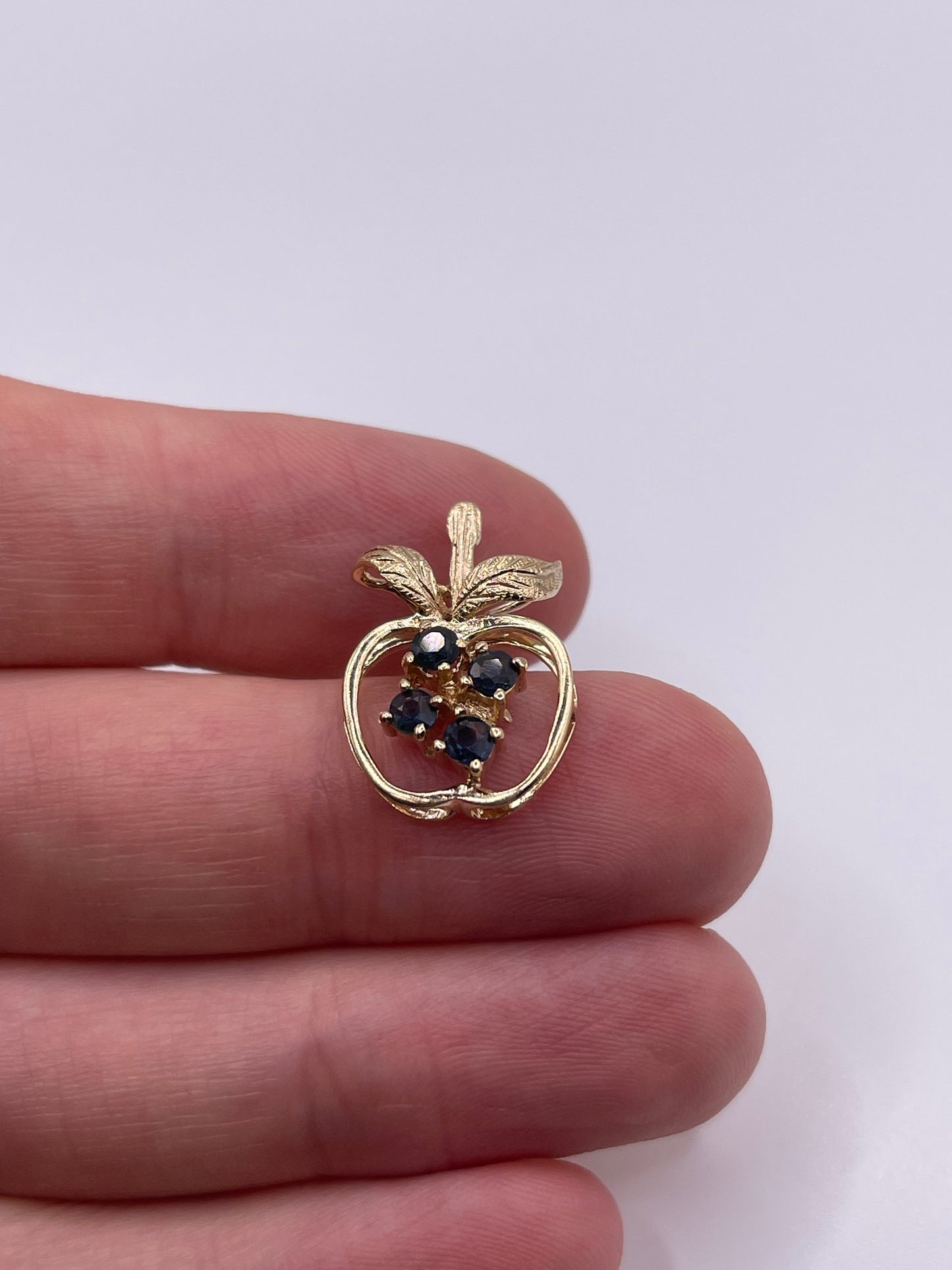 9ct gold sapphire apple pendant