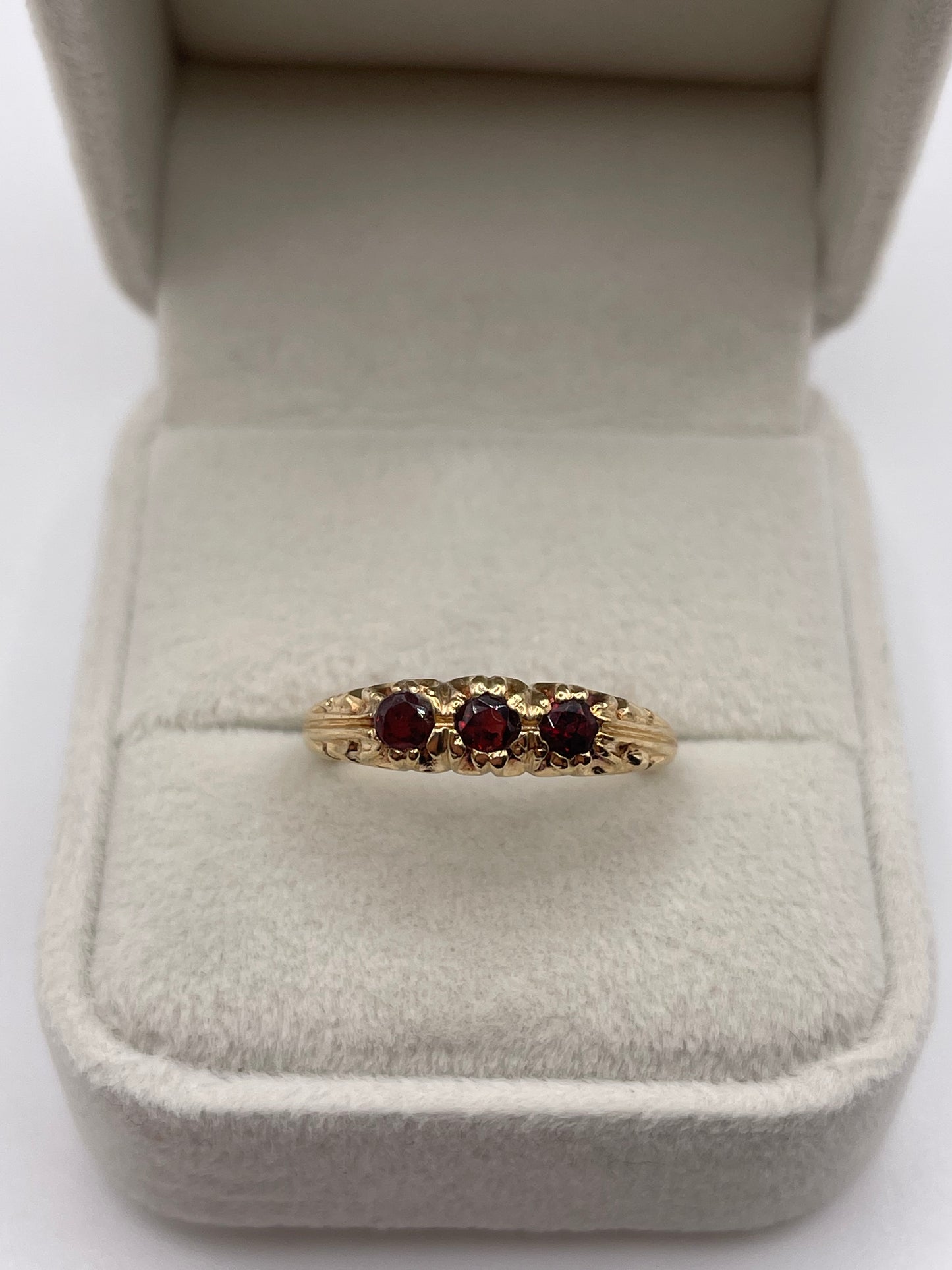 9ct gold garnet ring