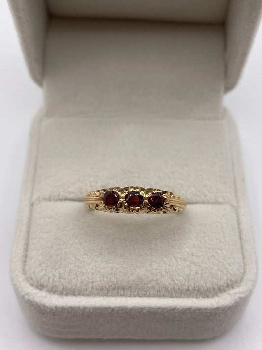 9ct gold garnet ring