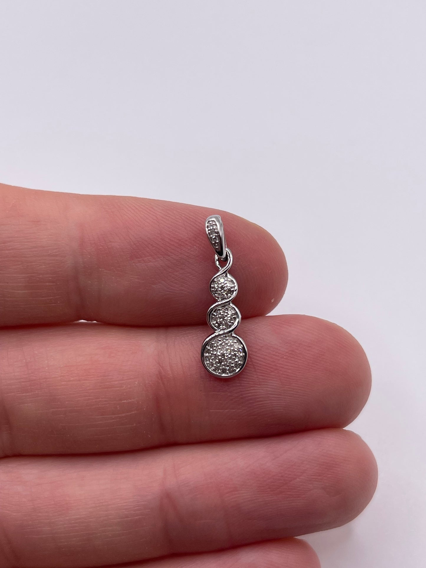 9ct white gold diamond cluster pendant