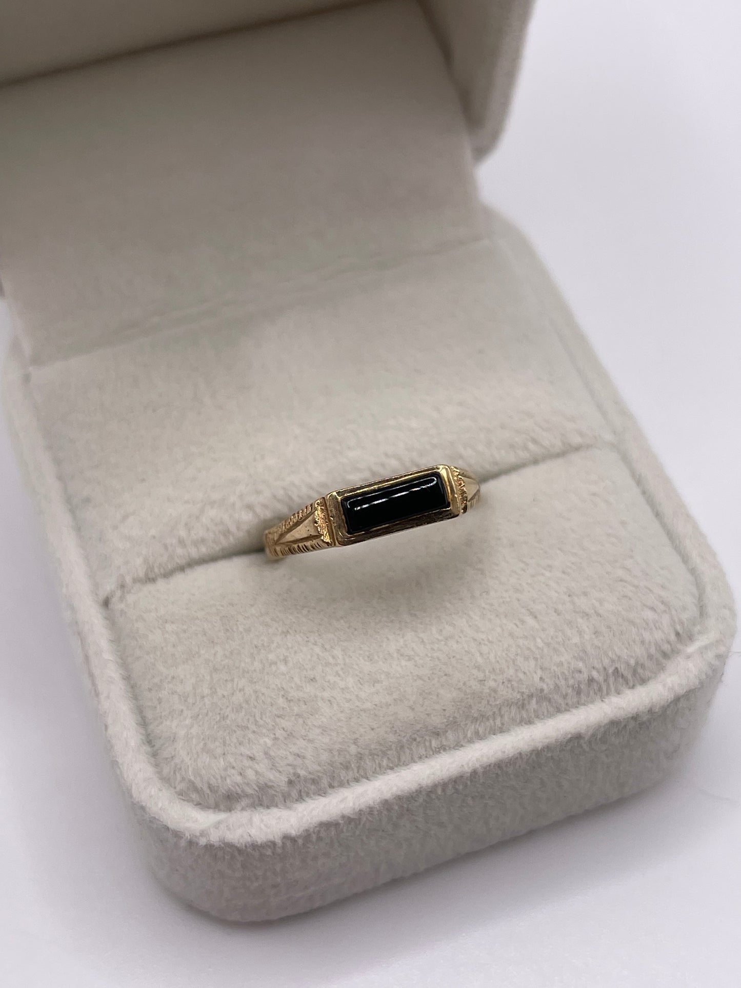 9ct gold onyx ring