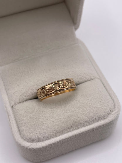 9ct gold patterned ring