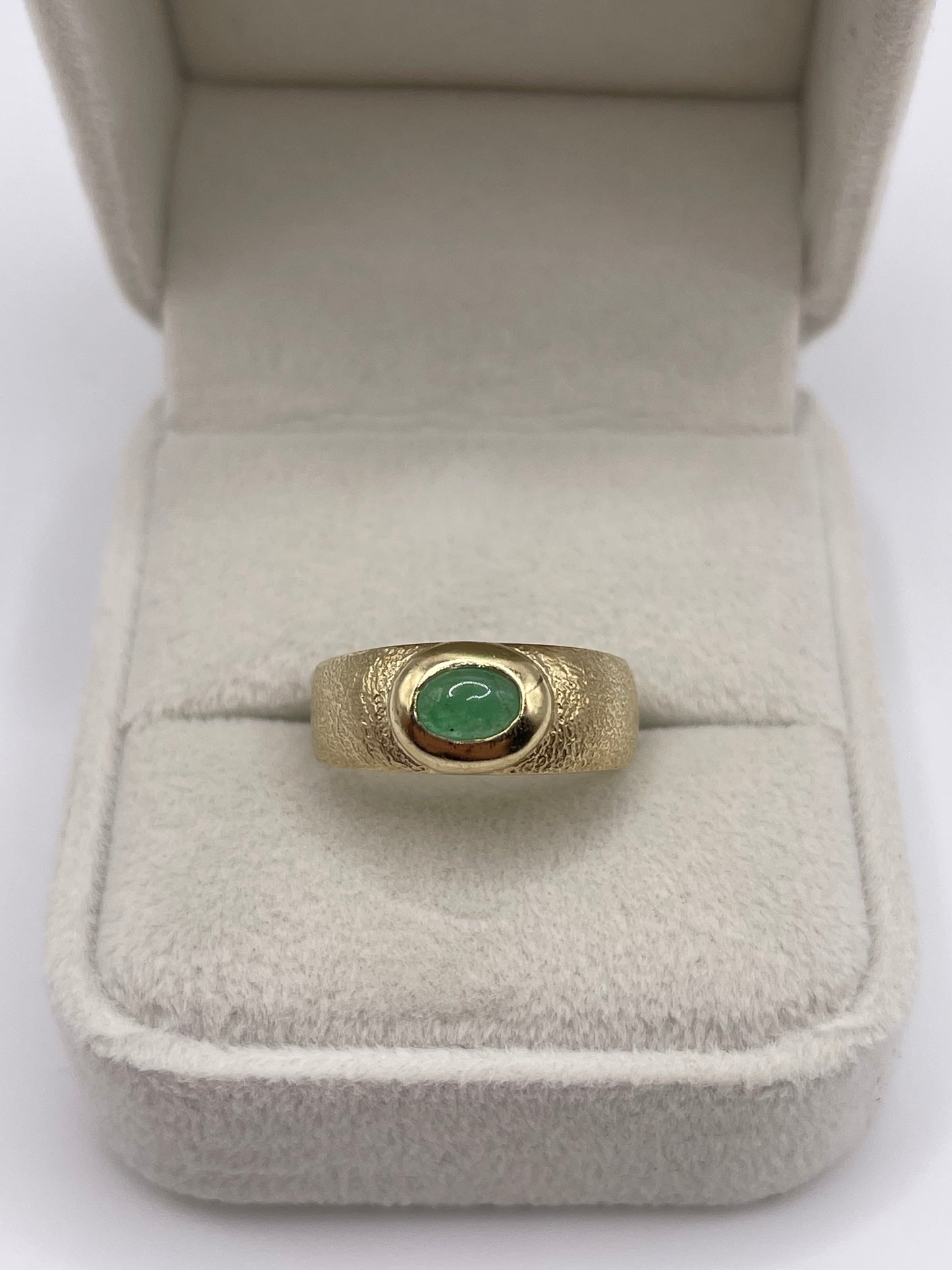 8ct gold cabochon emerald ring