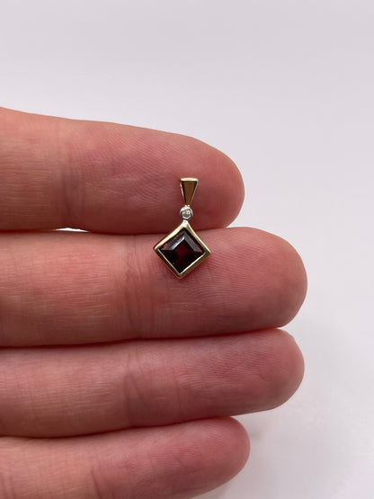 9ct gold garnet and diamond pendant