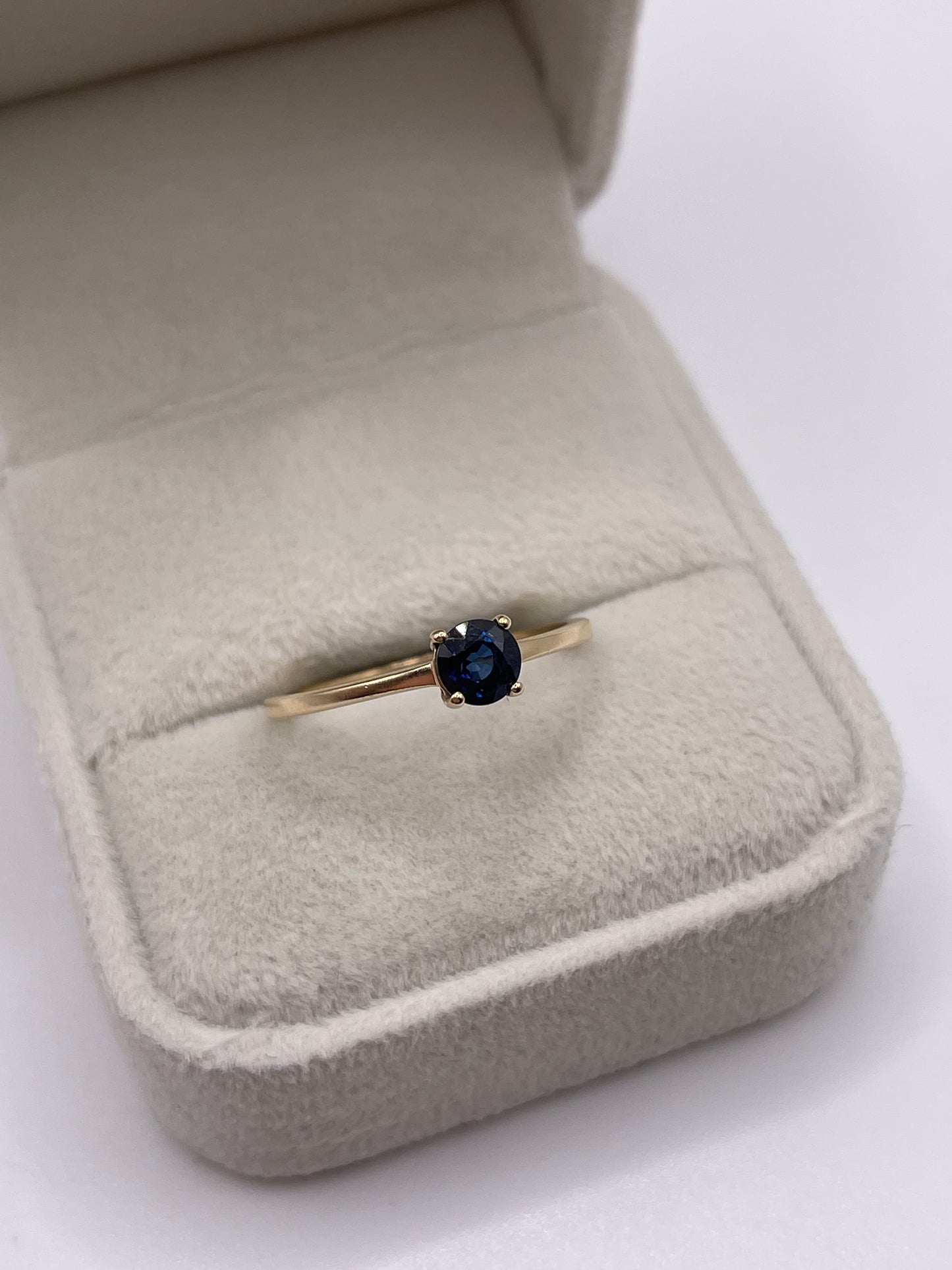 9ct gold sapphire ring