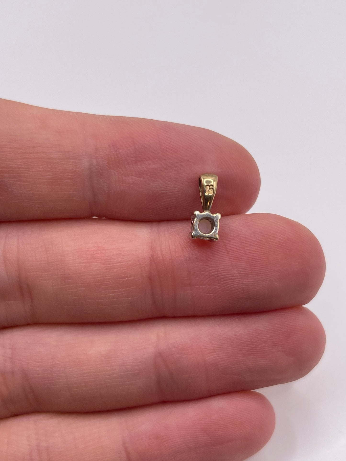 9ct gold opal pendant