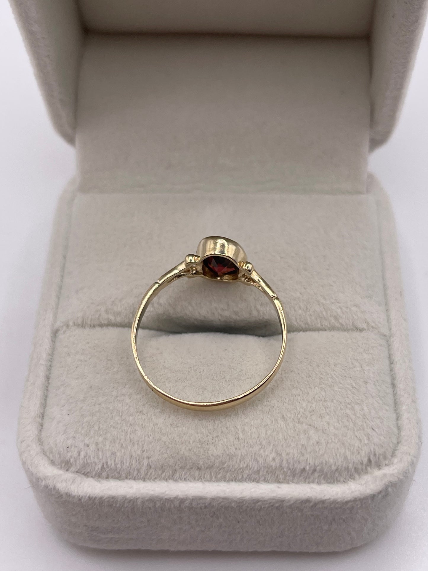 9ct gold garnet ring