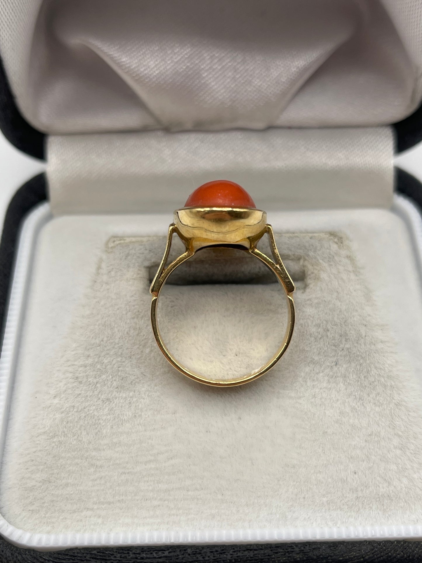 18ct gold coral ring