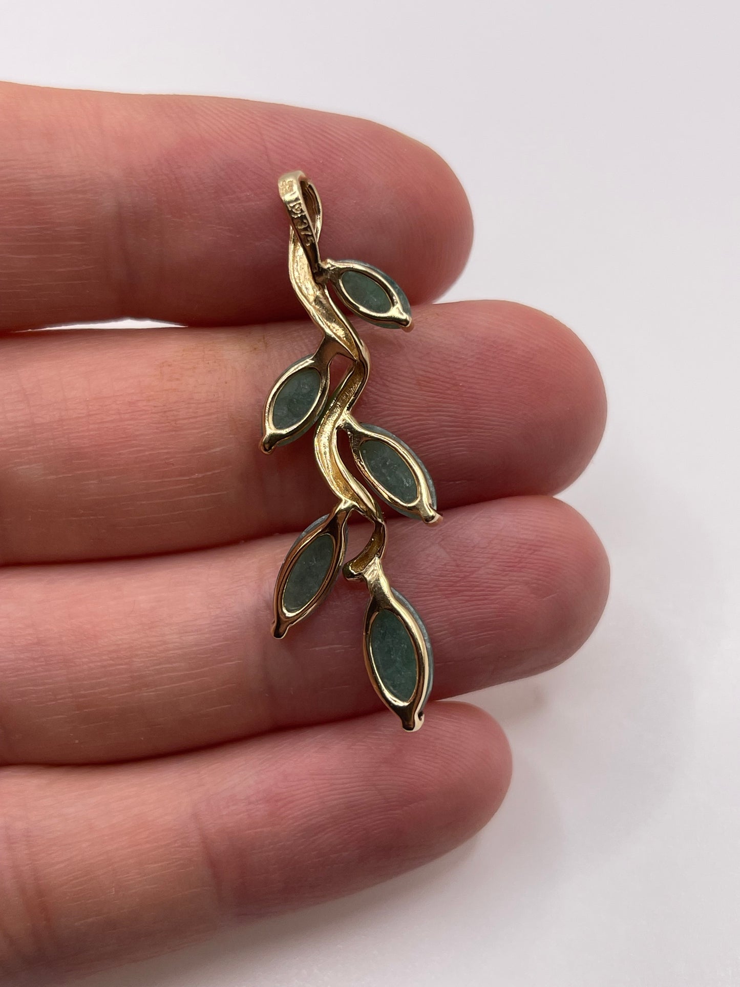 9ct gold aventurine pendant