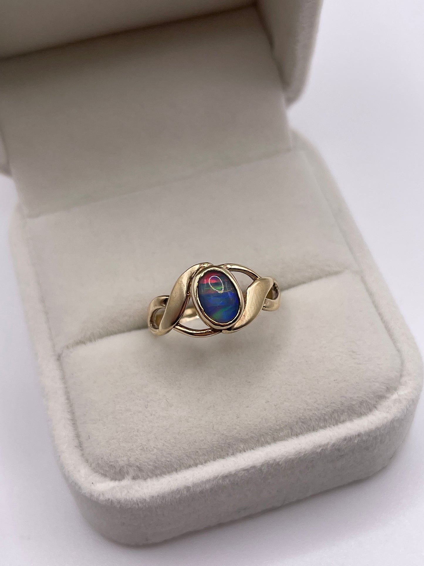 9ct gold opal triplet ring