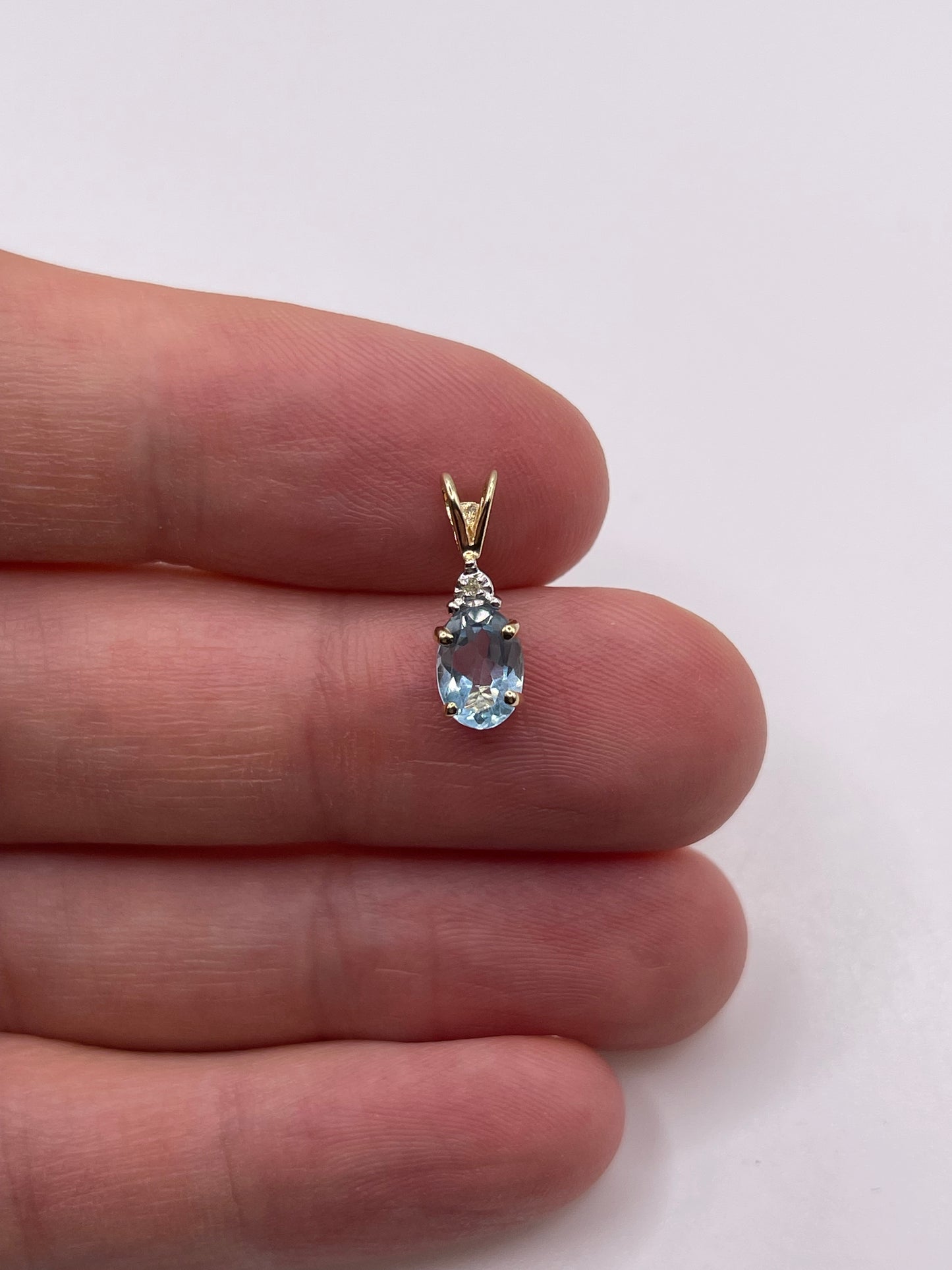 9ct gold topaz and diamond pendant
