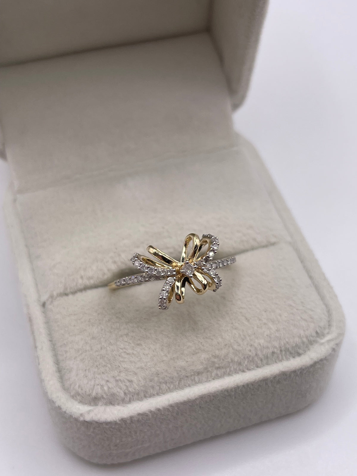 9ct gold diamond cluster ring
