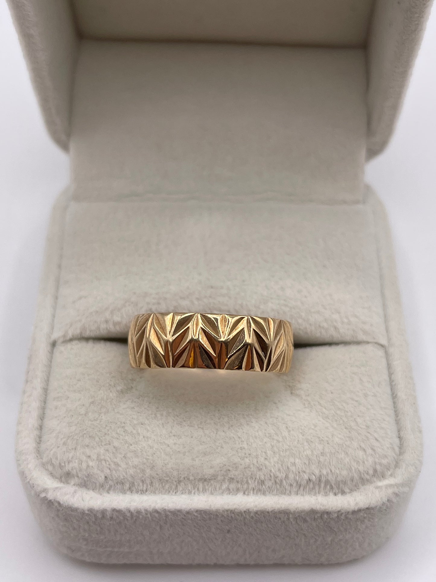 9ct gold patterned band
