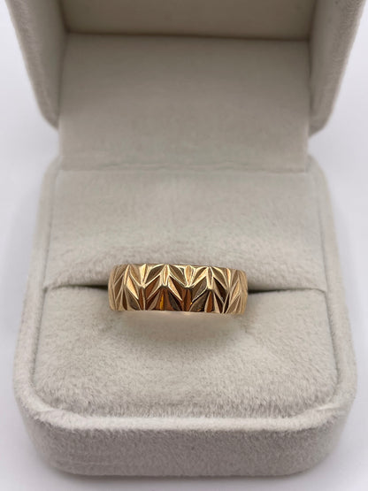 9ct gold patterned band