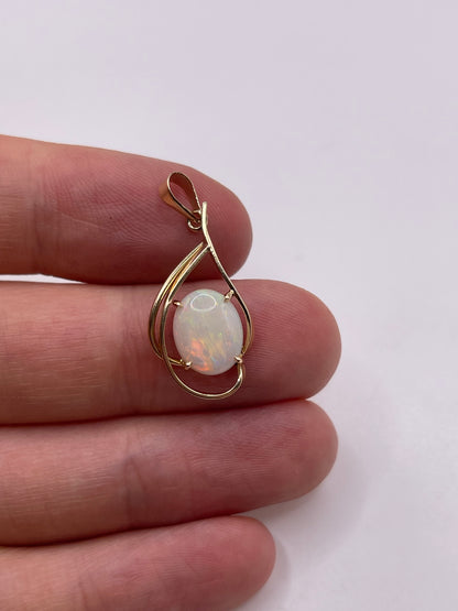 9ct gold opal pendant