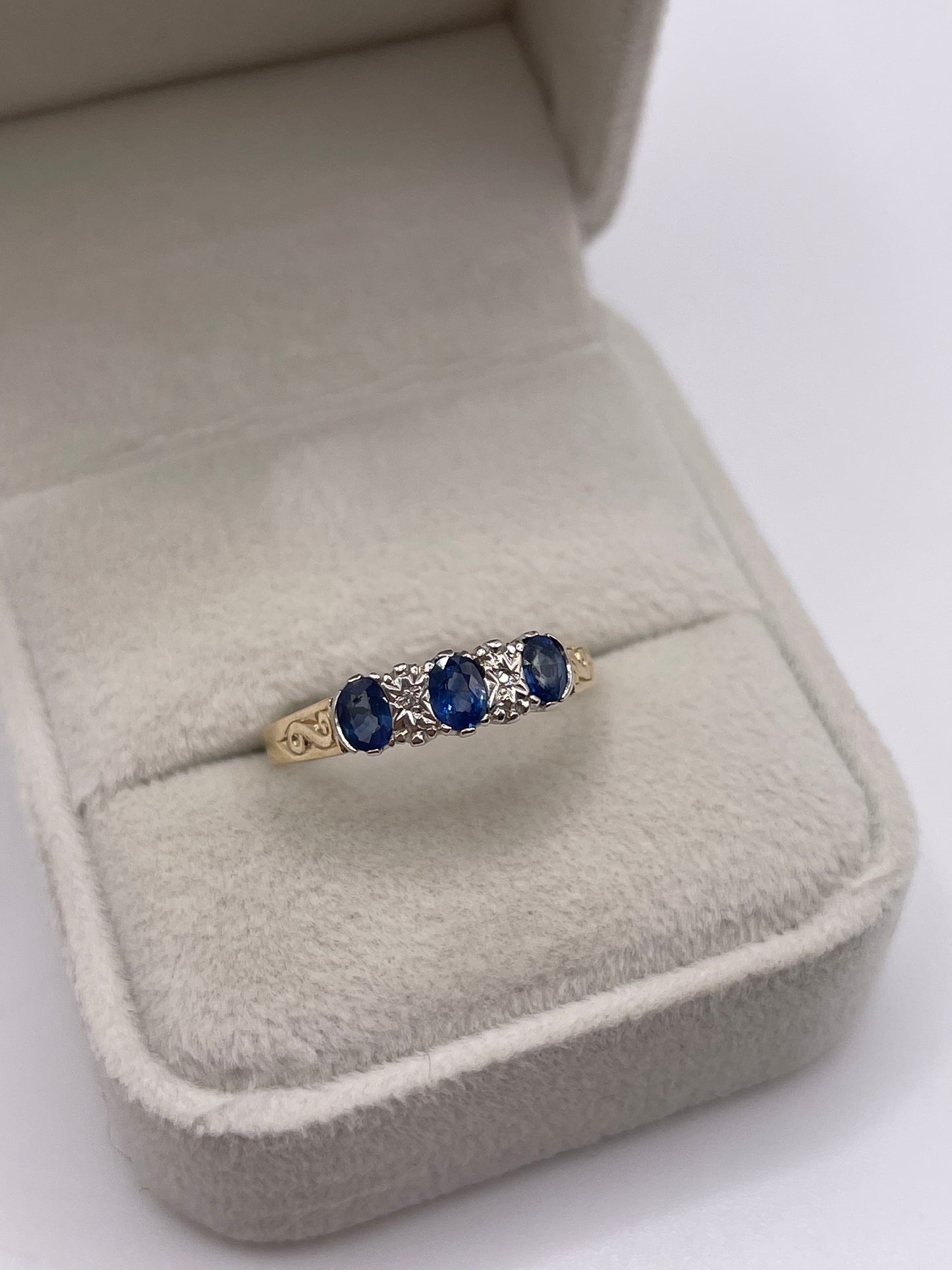 9ct gold sapphire and diamond ring