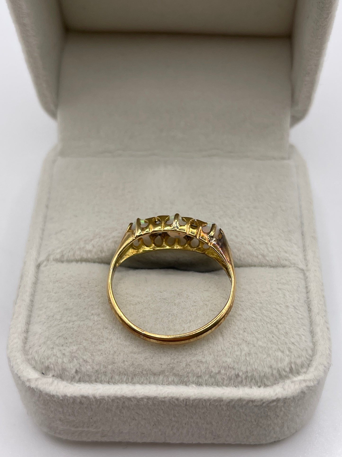 18ct gold opal and diamond ring