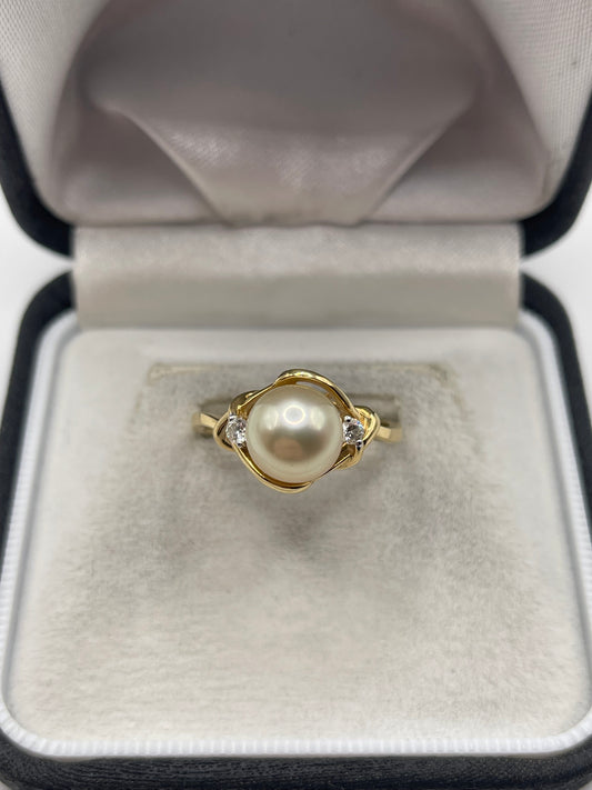 18ct gold pearl and diamond ring