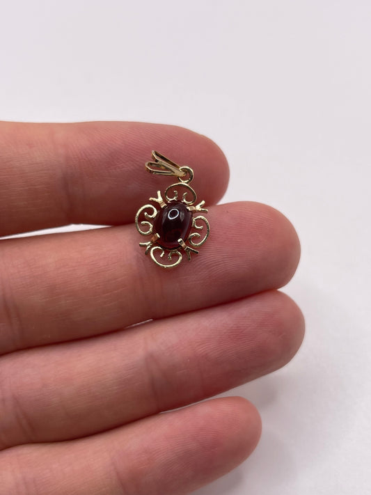 9ct gold cabochon garnet pendant