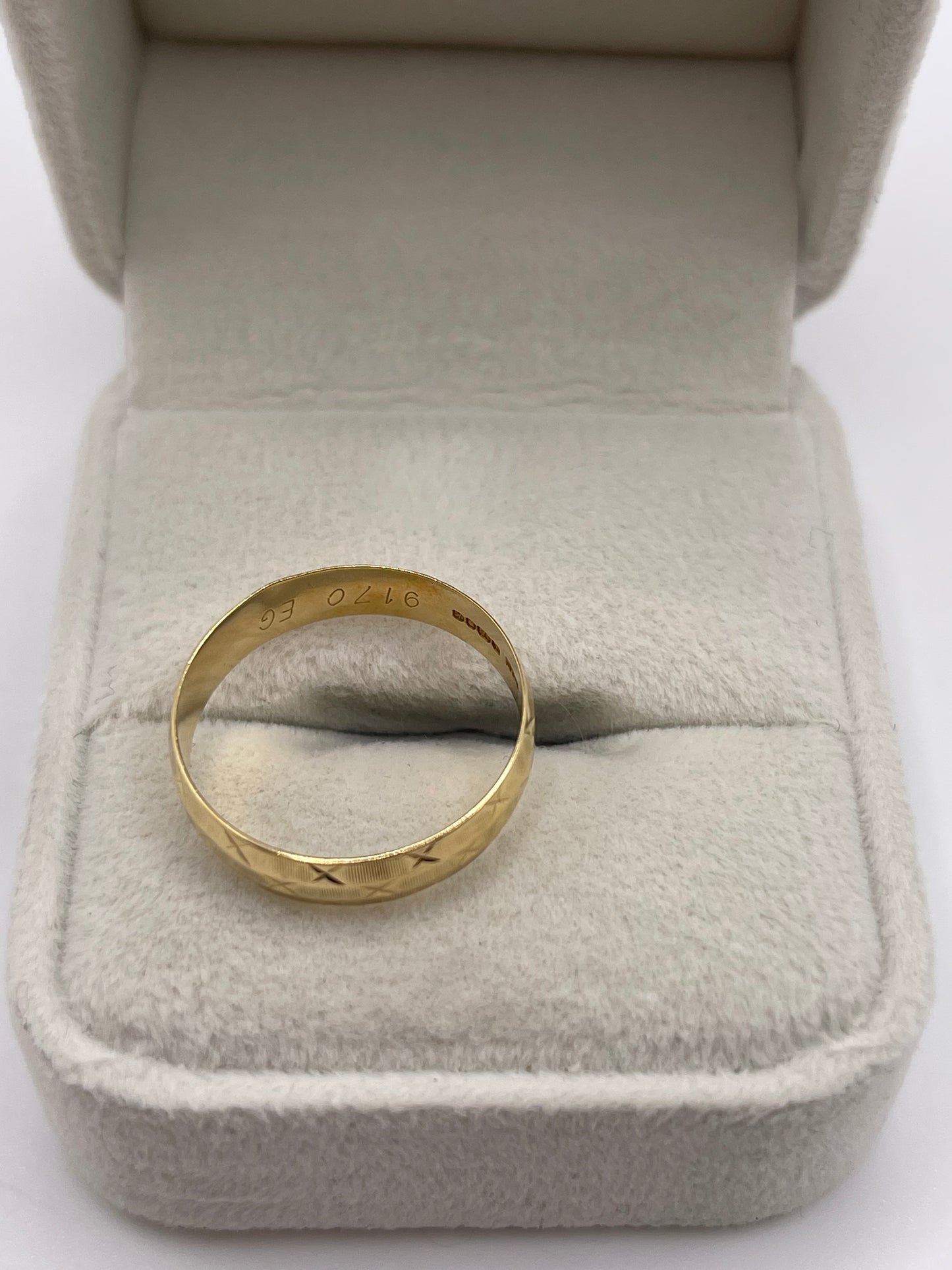 18ct gold patterned band