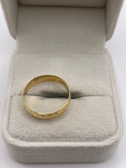18ct gold patterned band