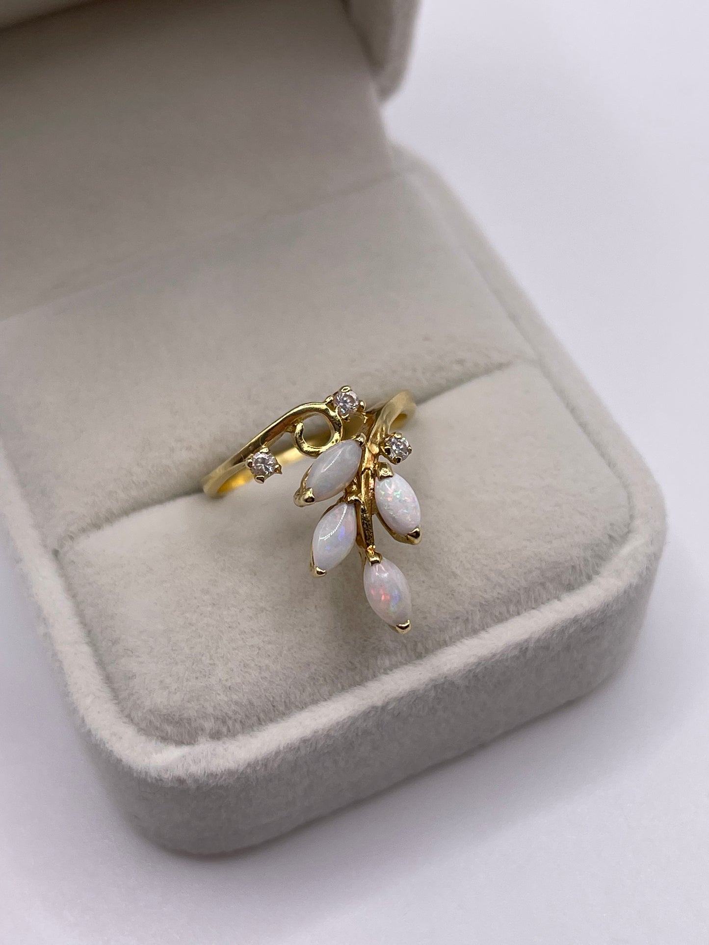 18ct gold opal and diamond ring