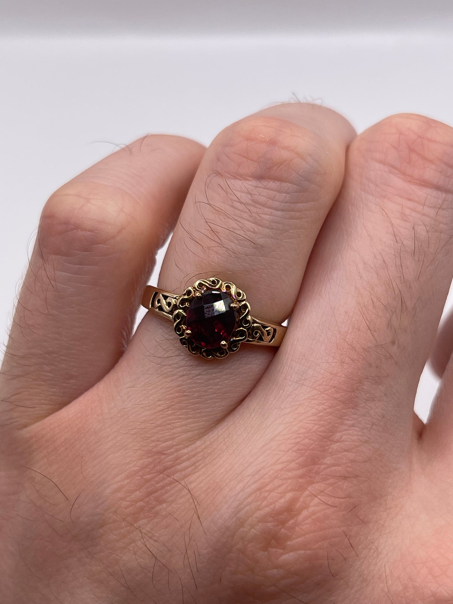 9ct gold garnet ring