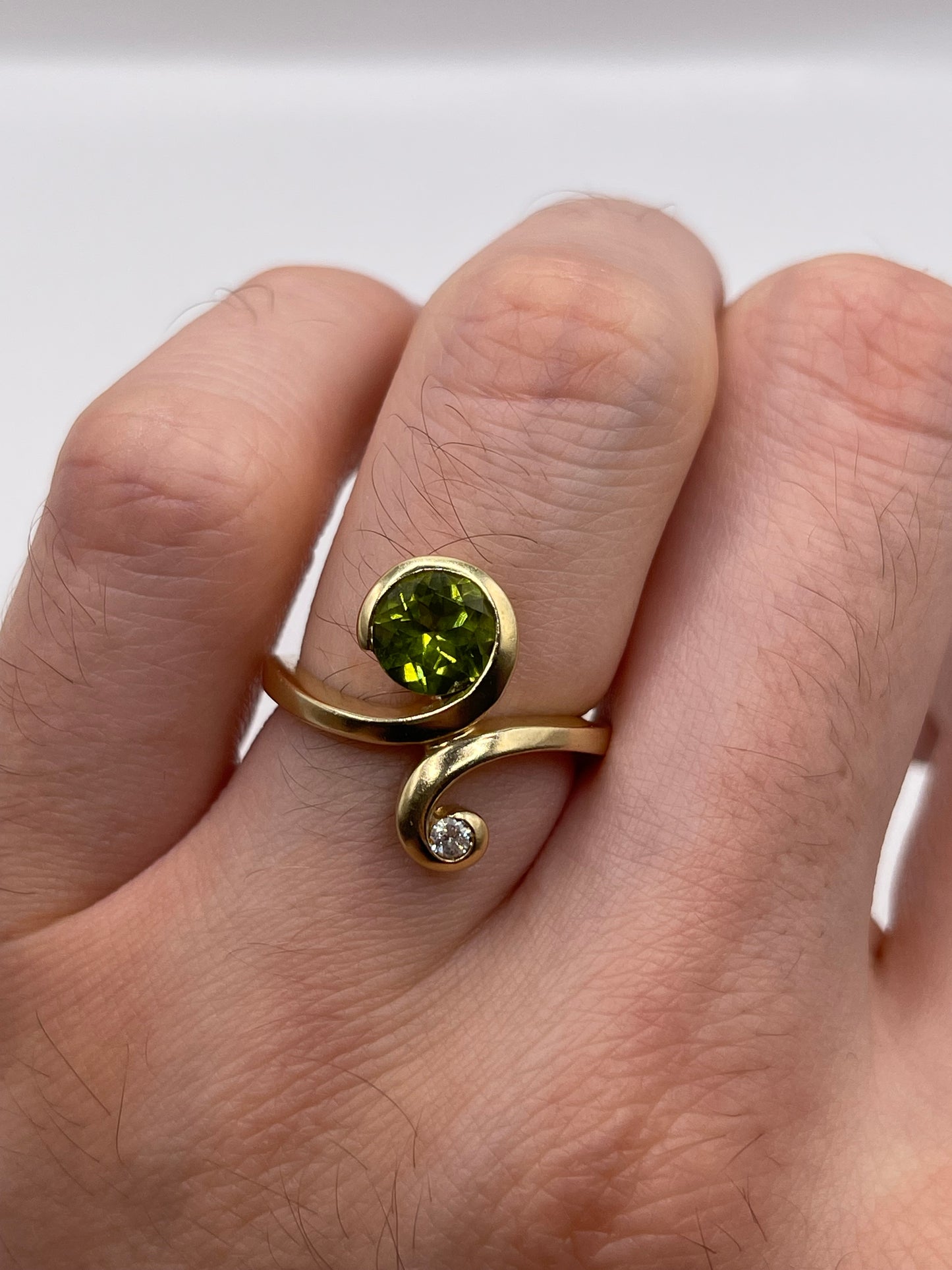 9ct gold peridot and diamond ring