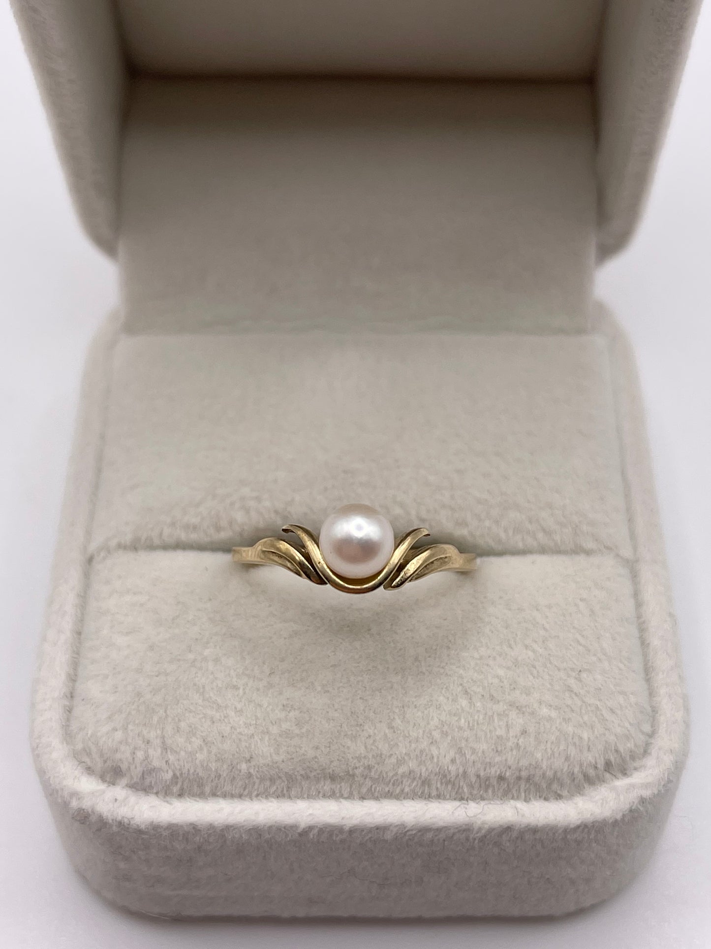 9ct gold pearl ring