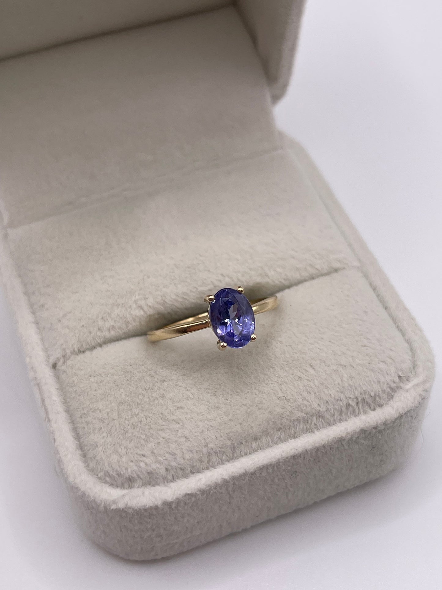9ct gold tanzanite ring