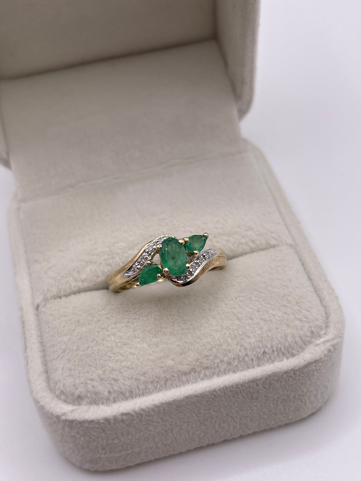 9ct gold emerald and diamond ring
