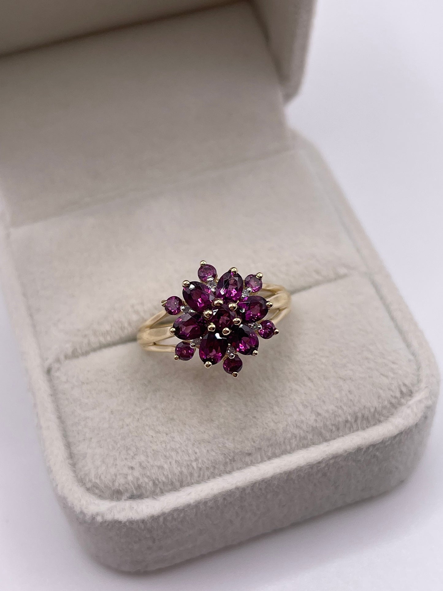 9ct gold garnet and diamond ring