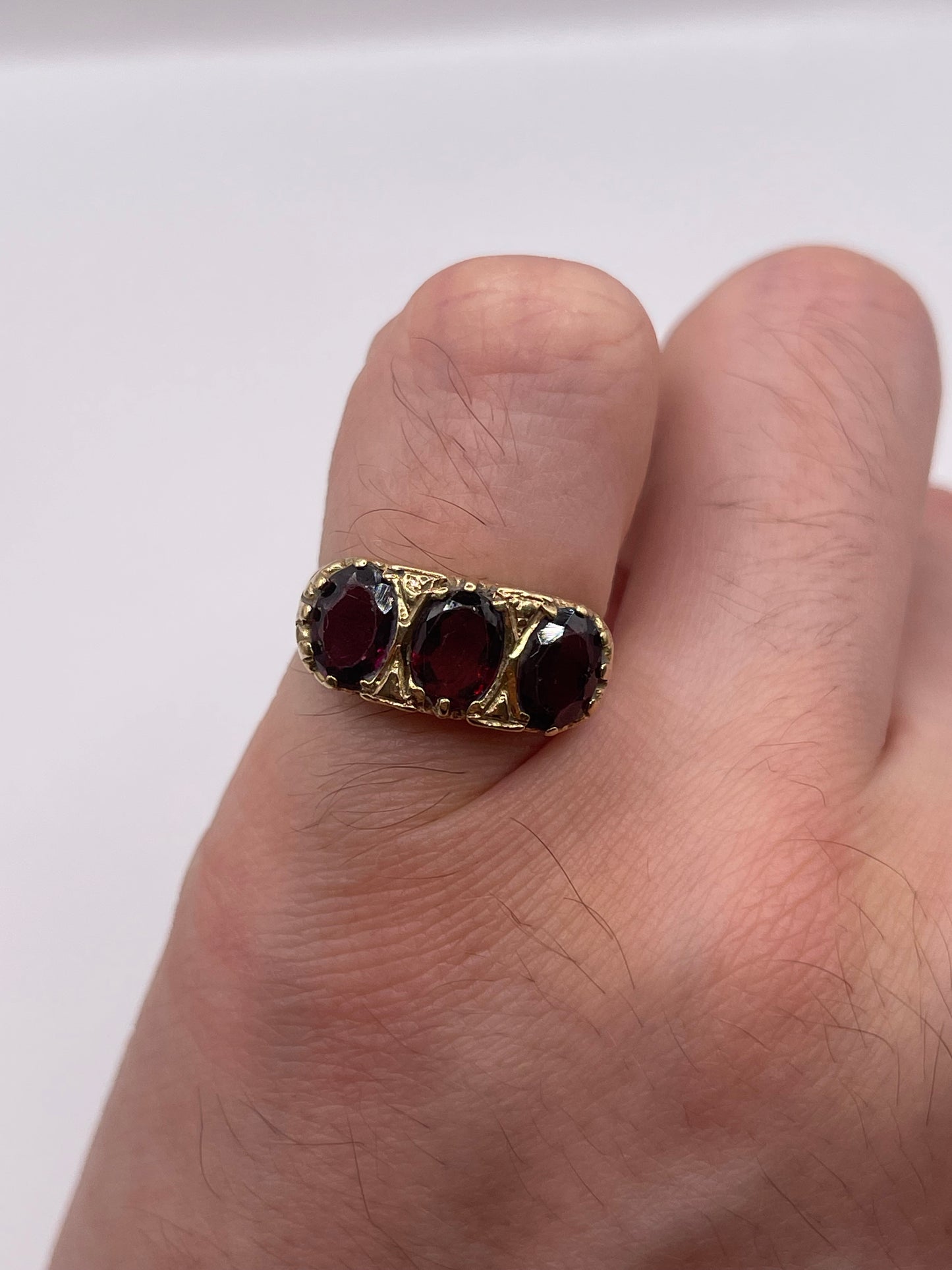 9ct gold garnet ring