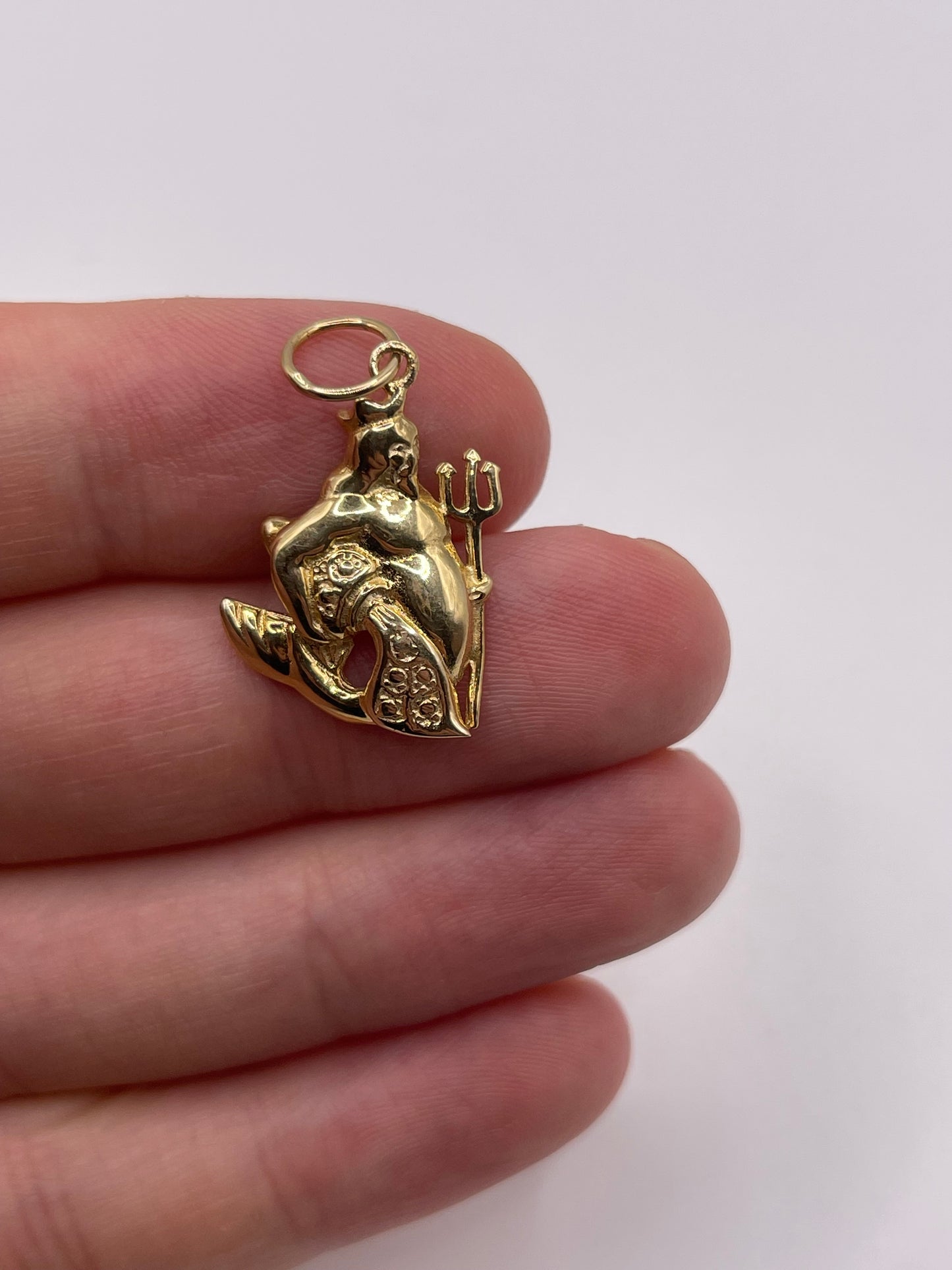 9ct gold Aquarius pendant