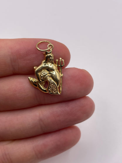 9ct gold Aquarius pendant