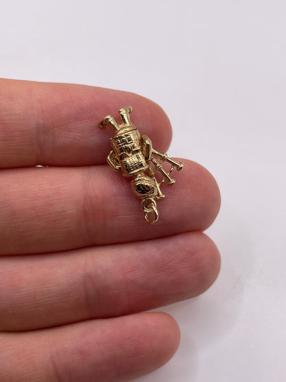 9ct gold bagpiper charm